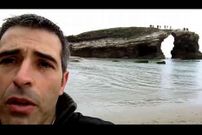 Imagen del v�deo del alcalde, mostrando a turistas sobre un islote.