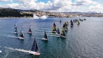 La flota de La Solitaire du Figaro Paprec, saliendo de Vigo en la edici&oacute;n del 2025.