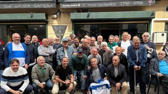 Exjugadores del Gaiteira, posando ante el local social durante la celebraci&oacute;n del centenario.