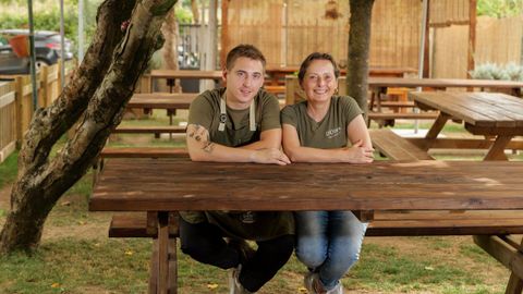 El cocinero melidense Andr�s Torreiro junto a su madre y socia, Maribel �lvarez, en la terraza del restaurante D'Obra no cami�o, ubicado en el n�mero 15 de la r�a Cami�o Vello de Santiago.