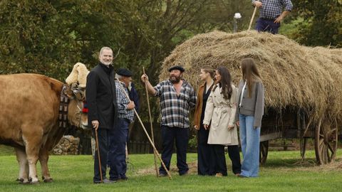 Los Reyes, la princesa Leonor y la Infanta Sof�a durante el acto de entrega del premio al ?Pueblo Ejemplar de Asturias 2025, a 25 de octubre de 2025, en Valdesoto, Sieto, Asturias (Espa�a). El Premio al Pueblo Ejemplar de Asturias 2025 ha sido concedido a la parroquia de Valdesoto, que pertenece al concejo asturiano de Siero