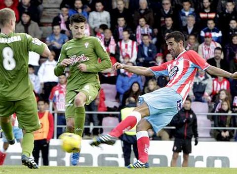 Pita, en la imagen chutando, fue uno de los grandes perjudicados de la presi�n del Sporting.