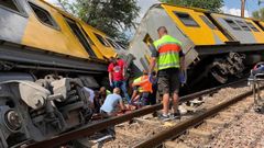 Voluntarios atienden a una de las v�ctimas del accidente ferroviario cerca de la capital administrativa de Sud�frica