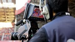 Un c�mara de televisi�n retransmitiendo un partido de f�tbol en un estadio