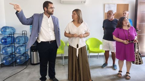 La vicepresidenta del Principado, Gimena Llamedo, visita el albergue con el alcalde de Tapia, Pedro Fern�ndez.