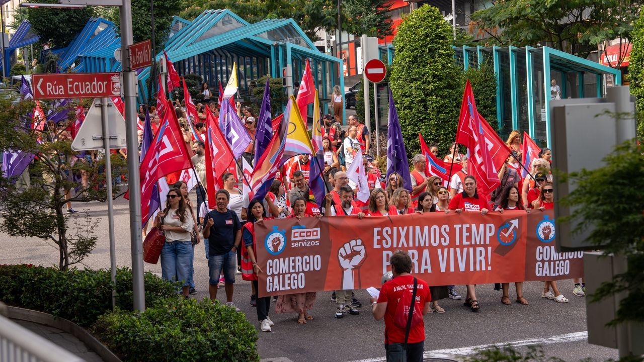 Más de un centenar de empleados del comercio se manifiestan en Vigo contra el trabajo en festivos y domingos