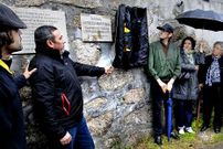 Una placa en el torreiro de Cans recuerda ya a Juan y Seraf�n.