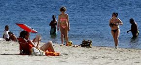 Muchos se animaron a probar el agua; en la foto, la playa de A Compostela, en Vilagarc�a.