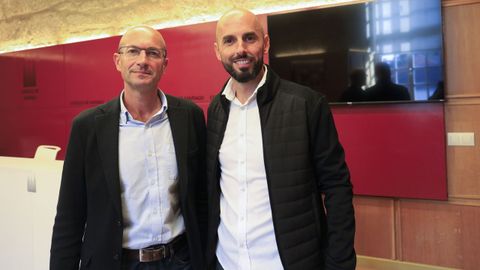 Gonzalo Muíños (izquierda) presentó la iniciativa con Martín Camba