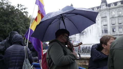 Manifestantes en la protesta republicana y en defensa del pueblo palestino organizada en la plaza de la Escandalera durante la entrega de los Premios Princesa de Asturias 2023.