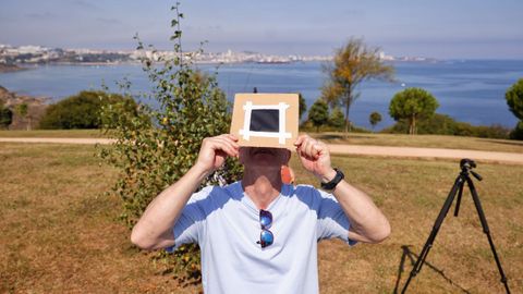 Centenares de personas est�n desde primera hora en el parque de las Trece Rosas para tener un lugar privilegiado desde el que observar el eclipse