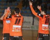 Isi celebra un gol este curso junto a Chano y Chino. 