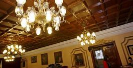 En el sal�n de plenos de la casa consistorial hay algunas de las l�mparas m�s valiosas que tiene el Concello de Lugo .