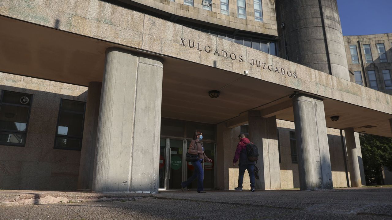 Absuelven al profesor de un colegio de Santiago al que la madre de un alumno acusó de abusar sexualmente de su hijo