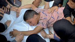 Un ni�o llora ante el cuerpo de un familiar muerto en Khan Yunis, Gaza