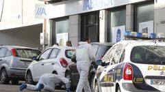 La polic�a, buscando pruebas despu�s del tiroteo.