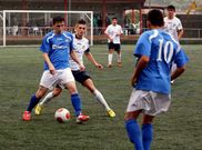 Jorge Vila presionado por el local Adri�n. 