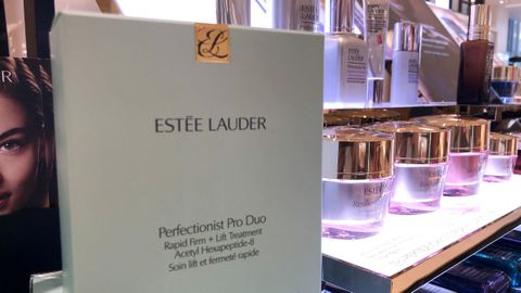 Expositor con productos de Est�e Lauder en una tienda de Los �ngeles