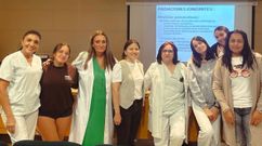 La subdirectora de Enfermería María Santos, y las supervisoras Fina Castro y Ana Álvarez, con varias de las alumnas que inician sus prácticas