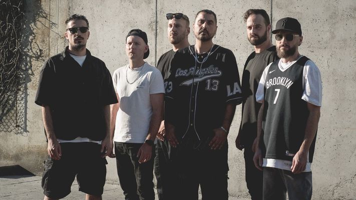 Nervo (terceiro pola dereita) co resto da formaci�n de Rebeliom do Inframundo