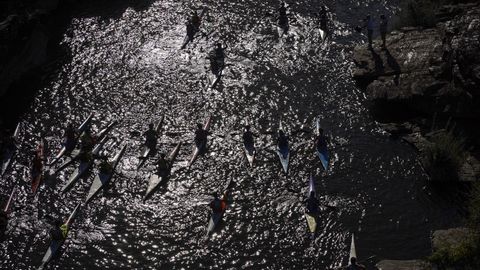 Fiesta de la piragua en el Sil.M�s de trescientos participantes y numerosos p�blico disfrutaron del descenso internacional
