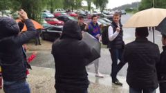 Aficionados del Obradoiro recibiendo a los jugadores en Sar