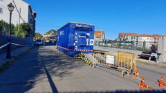 La calle Pedra da Moa de Celanova, cortada temporalmente al tr�fico por la instalaci�n de la ITV m�vil.
