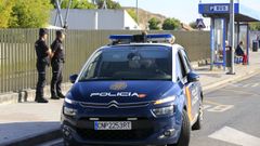Una patrulla de la Polic�a Nacional, delante del hospital lucense