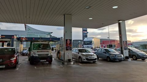 Coches en una gasolinera en Asturias