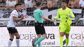 �lvaro Ferllo, protestando una decisi�n arbitral en el �ltimo encuentro ante el Burgos