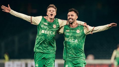 Jonathan Asp Jensen y �scar Clemente, celebrando un gol con el Grasshopper.