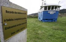 El puente de la embarcaci�n, junto a la placa en recuerdo de los moteros fallecidos. 
