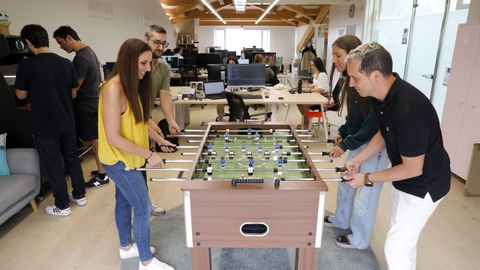 Empleados de Mardy Bum jugando una partida alfutboln