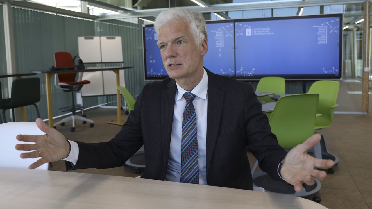 Andreas Schleicher, de PISA, y Cristóbal Cobo, del Banco Mundial, en un foro educativo en Santiago