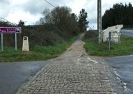 <span lang= es-es >El moj�n de la discordia y el trazado original</span>. El punto de mayor conflicto son los dos mojones situados en el lugar denominado como Carballeira de Gonzar y que marcan las dos rutas. El nuevo ya fue arrancado en una ocasi�n. Poco despu�s de volver a colocarlo ya taparon la flecha con barro y es muy probable que vuelvan a arrancarlo. El camino original est� marcado con adoquines y transcurre paralelo al pueblo. Los m�s viejos del lugar recuerdan que siempre le llamaron Corga dos Franceses y dicen que es el trazado verdadero. 