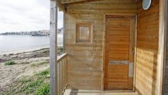 Los v�ndalos rompieron la parte inferior de la puerta para entrar