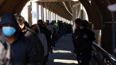 Inmigrantes abandonan EE.UU. por el Paso del Norte hacia Ciudad Jurez.