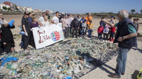Una de las limpiezas promovidas por Mar de F&aacute;bual en Camelle, donde tiene su sede