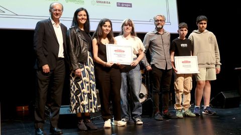 Premios Prensa-Escuela: el director de La Voz de Galicia, Xosé Luís Vilela, posa con Silvia Cid y sus alumnas del IES Universidade Laboral de Ourense, y con Pedro Currás (tercero por la derecha) y sus estudiantes del colegio Eduardo Pondal de Cangas, ganadores, respectivamente del premio Periodismo en la Escuela de las provincias de Ourense y Pontevedra