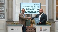 Pablo Barcia y Luis L�pez, este jueves durante la firma del convenio en el Pazo provincial.