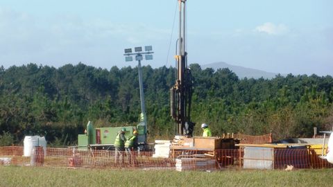 Sondeos en busca de oro en Tapia de Casariego, en una imagen del verano del 2013