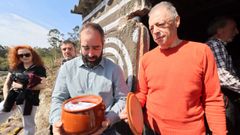 Enterramiento de una�c�psula del tiempo en el lugar del hallazgo del casco de Leiro