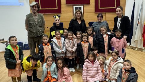 Alumnos del colegio de O Feal en el Concello de Narn