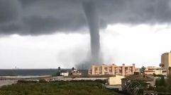 Espectacular tromba marina en la costa valenciana
