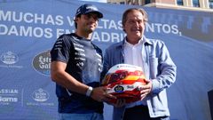 El piloto Carlos Sainz y el presidente ejecutivo de Hijos de Rivera, Ignacio Rivera, durante un acto ayer junto a los Cines Callao, en Madrid, donde se disputa este fin de semana el gran premio de f�rmula 1.