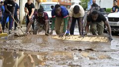 Varias personas trabajan en la limpieza de las calle en la localidad tarraconense de La Rpita