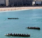 Cabo, en primer plano, en la bah�a de la playa coru�esa de Riazor.