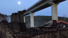 Un incendio arrasa el piso superior de una vivienda unifamiliar en Culleredo