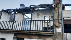 El incendio calcin� por completo una vivienda y afect� a las contiguas.