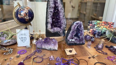 Joyas y piedras de amatista que lucen en el escaparate de Broncita